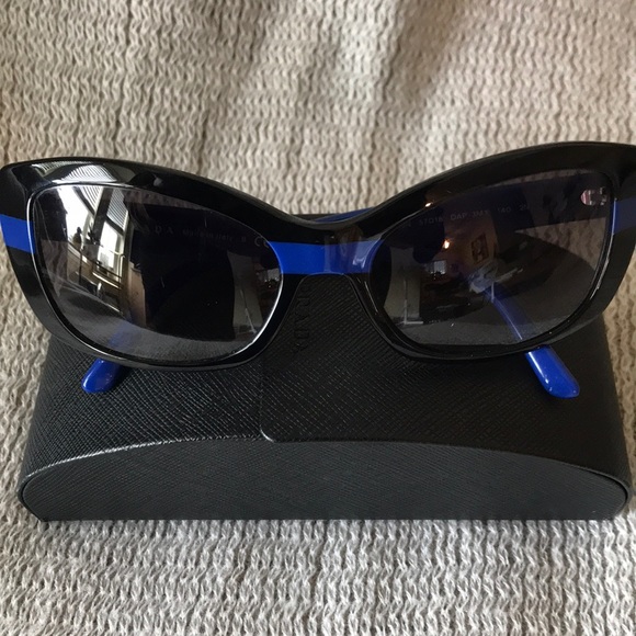 SOLD✨Prada sunglass black with blue stripe - Picture 8 of 8
